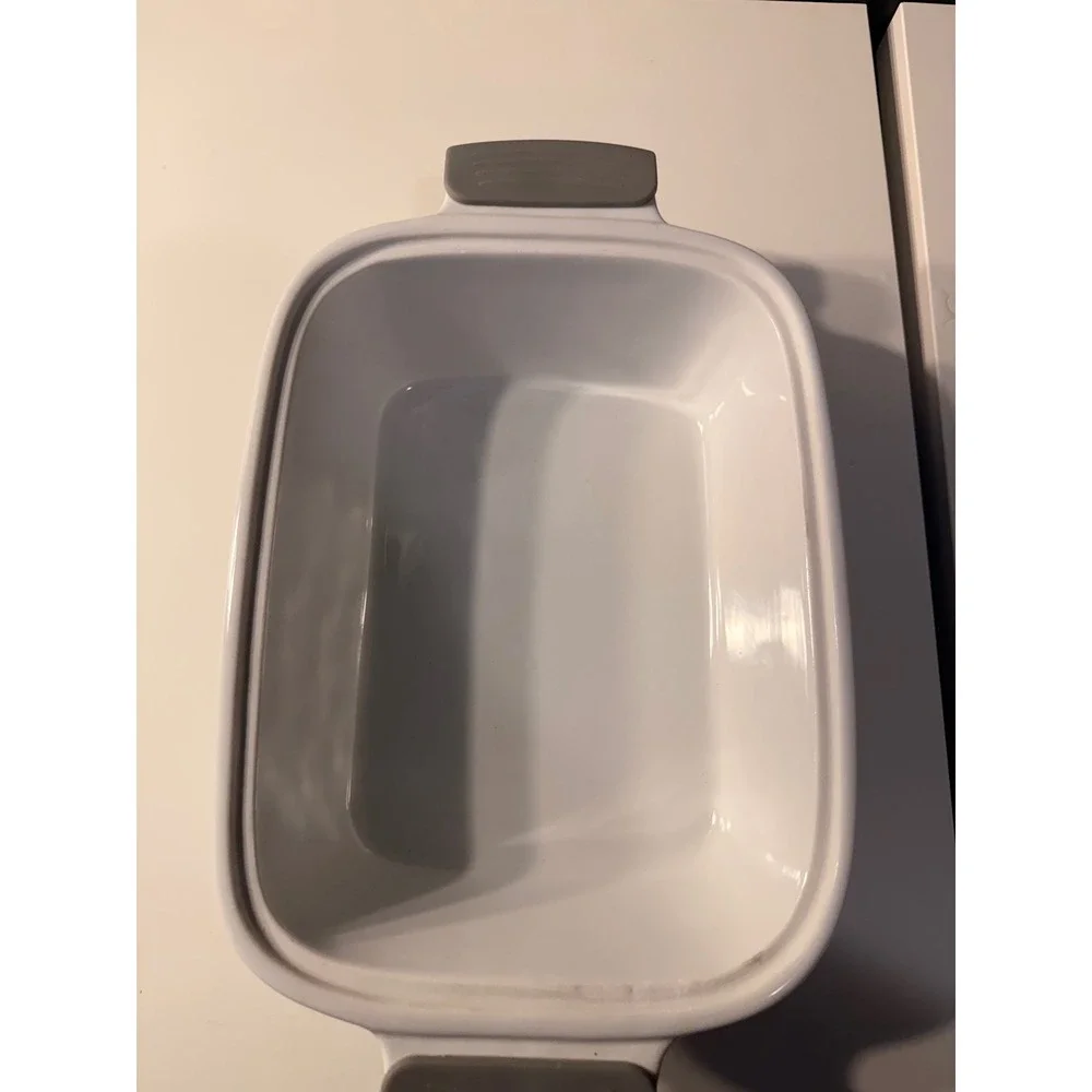 Wolfgang puck 3 quart casserole dish with lid and grey silicone handles